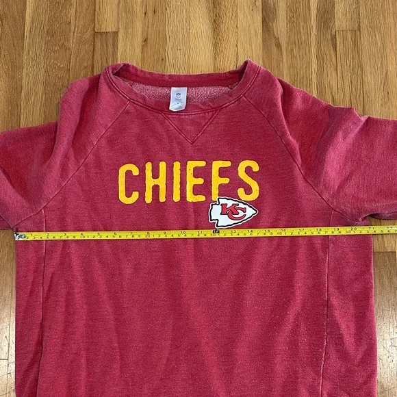 *last chance* NFL Team Apparel | Women’s Red Chiefs Sweatshirt - Picture 8 of 16